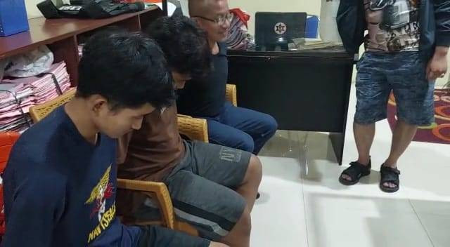 Bapak dan kedua anaknya ditangkap setelah mencuri mobil di salah satu pusat perbelanjaan di kota Bandar Lampung. | Foto: ist
