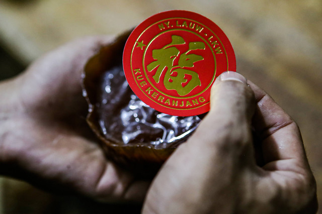 Pekerja mengemas kue keranjang di Ny Lauw, Neglasari, Kota Tangerang, Banten, Jumat (13/1/2023). Foto: Fauzan/ANTARA FOTO