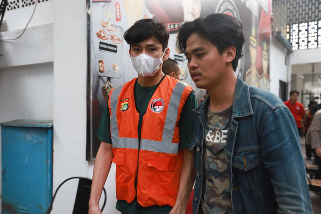 Tersangka kasus penyalahgunaan narkotika jenis sabu dan ganja, artis Revaldo Fifaldi Suria Permana dihadirkan pada konferensi pers di Polda Metro Jaya, Jakarta, Jumat (13/1/2023). Foto: Jamal Ramadhan/kumparan