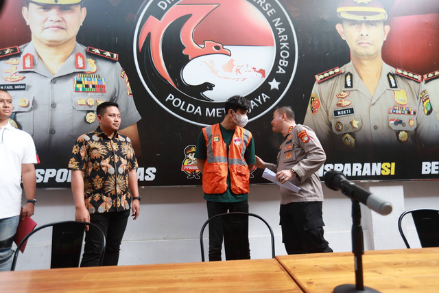 Tersangka kasus penyalahgunaan narkotika jenis sabu dan ganja, artis Revaldo Fifaldi Suria Permana dihadirkan pada konferensi pers di Polda Metro Jaya, Jakarta, Jumat (13/1/2023). Foto: Jamal Ramadhan/kumparan