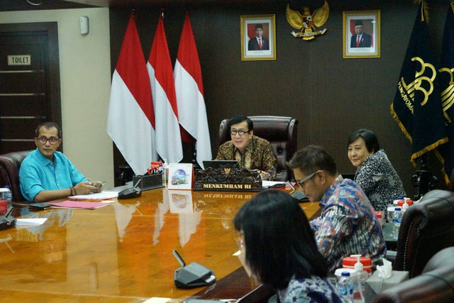 Menkum HAM, Yasonna H. Laoly, beserta jajarannya menjelaskan hal-hal yang keliru dipahami publik, sejumlah pasal dalam KUHP yang baru. Pada pertemuan rutin dengan American-Indonesian Chamber of Commerce secara virtual. (Foto: Biro Humas Kemenkumam)