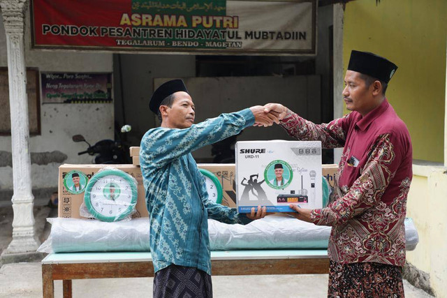 Relawan Kiai Muda pendukung Ganjar Pranowo Jawa Timur dalam memberikan bantuan untuk Pondok Pesantren Hidayatul Mubtadiin, Desa Tegalarum, Kec Bendo, Kab. Magetan, Jawa Timur, Jumat (13/1). Foto: Dok. Istimewa
