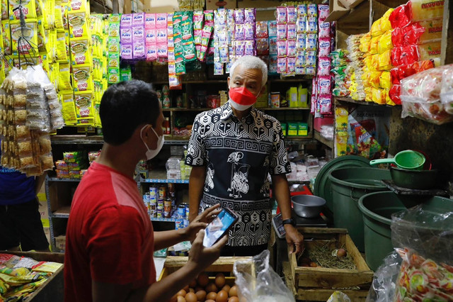 Ganjar Pranowo saat melakukan pengecekan harga komoditas pangan untuk mencegah kenaikan inflasi Jawa Tengah. Foto: Dok. Istimewa