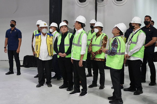 Menteri BUMN Erick Thohir (ketiga kiri) dan Presiden Joko Widodo (tengah) hadiri seremoni penutupan atap (topping off) stadion Indoor Multifunction Stadium (IMS) di kawasan Gelora Bung Karno (GBK), Jakarta, Jumat (13/1/2023). Foto: Kementerian BUMN