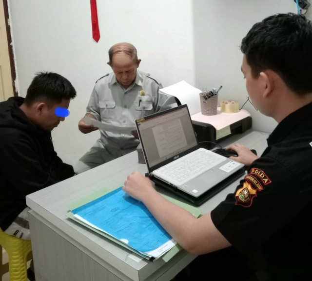 Honorer guru SD berinisial DS (baju hitam) saat diperiksa polisi atas kasus pencabulan. (dok. Polres Muba)