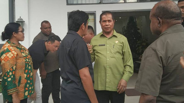 Pelaksana Harian (Plh) Gubernur Papua, Ridwan Rumasukun (kemeja hijau) usai menggelar rapat bersama forkopimda Papua. Foto Natalya Yoku/BumiPapua 