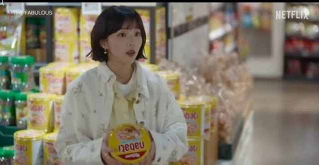 Produk wafer asal Indonesia muncul di serial Netflix 'The Fabulous'.