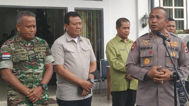 Wakapolda Papua, Brigjen Polisi Ramdani Hidayat bersama jajaran forkopimda dalam rapat bersama dengan Pelaksana Harian Gubernur Papua. Foto Natalya Yoku