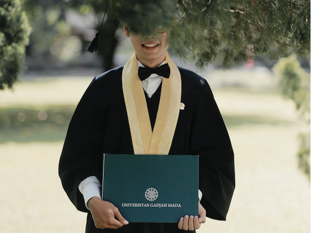 Ilustrasi minimal SKS untuk skripsi. Sumber: www.unsplash.com.