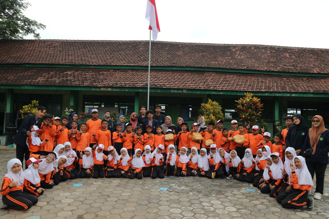 Foto Bersama SIswa/i SDN 02 Karangwidoro dengan kakak-kakak KKM 06 Sahwahita pada Kegiatan Class Meeting  Sumber: Dokumentasi Pribadi