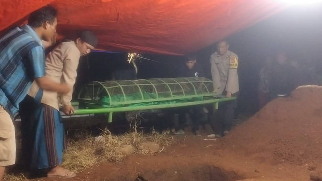 Pemakaman sekeluarga di Bekasi tewas keracunan, yang dilakukan di Cianjur.