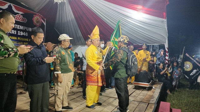Penyerahan bendera Pataka oleh AMPP Kumai (kanan) kepada juriat Pangeran Bendahara di Lapangan Senggora Kumai, Jumat (13/1/2023). Foto: Lukman Hakim/InfoPBUN