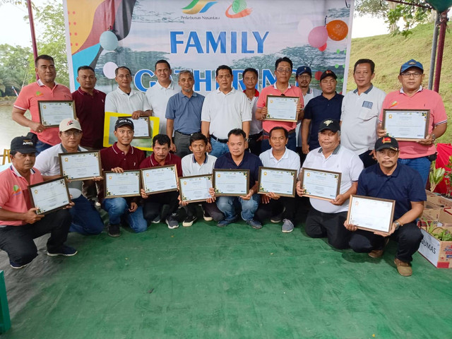 SEVP Operation I Khayamuddin Panjaitan foto bersama penerima penghargaan Asisten Afdeling. Foto: Dok. PTPN XIII