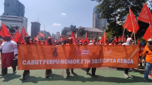 Massa buruh demo tolak Perppu Cipta Kerja tiba di kawasan Patung Kuda, Jakarta Pusat, Sabtu (14/1). Foto: Jonathan Devin/kumparan
