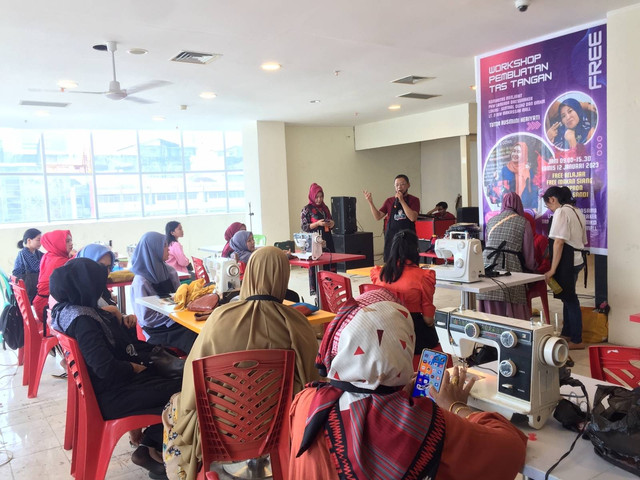 Relawan Sahabat Sandi menggelar workshop pengolahan kain perca di Sentral UMKM New Makassar Mall Lantai 2, Sulawesi Selatan, Jumat (13/1/2023). Foto: Dok. Istimewa
