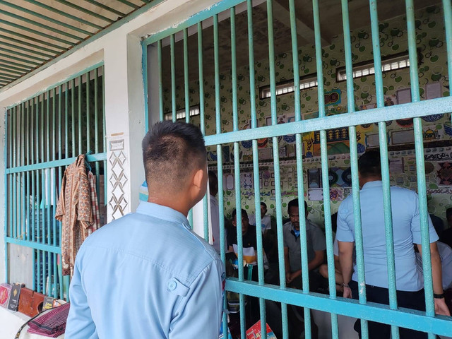 Petugas Jaga dan Staf KPLP Salam PAS Cek Kondisi Kamar Hunian WBP Lapas Kotaagung (Humas Lastagung)