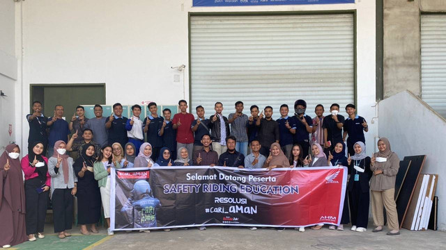 Foto bersama Peserta Edukasi Safety Riding dari PT Parama Global Ispira DC Pontianak. Foto: Astra Motor Kalbar