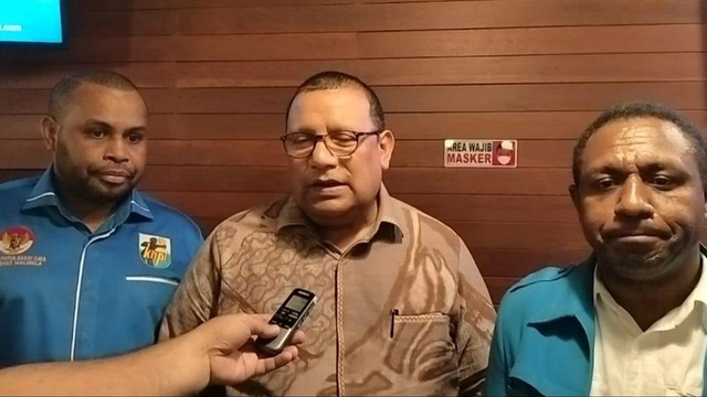 Foto bersama karateker ketua dan sekretaris ketua KNPI provinsi Papua Barat Daya bersama Pj gubernur Muhammad Musa'ad. Foto Wim/BalleoNEWS