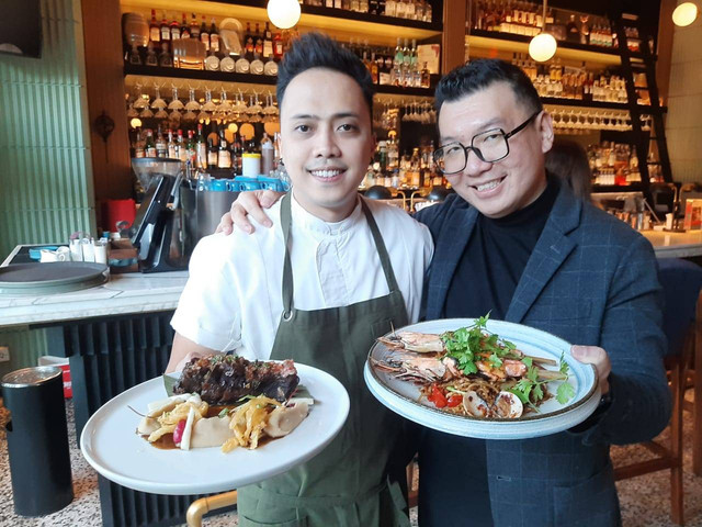 Chef Wiem (kiri) bersama Jie (kanan) menunjukkan menu kolaborasi bertema Fueled by Flavors. Foto-foto: Amanah Nur Asiah/Basra