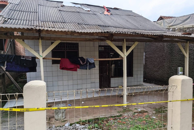 Kondisi rumah satu keluarga keracunan di Bekasi. Foto: Thomas Bosco/kumparan