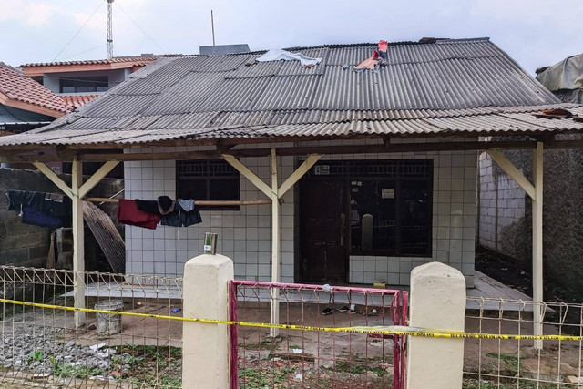 Kondisi rumah satu keluarga keracunan di Bekasi. Foto: Thomas Bosco/kumparan