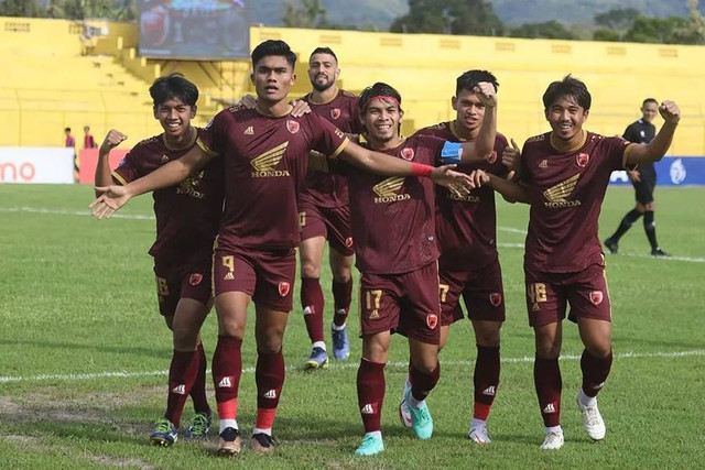 Selebrasi pemain PSM Makassar usai mencetak gol ke gawang PSS Sleman pada pertandingan lanjutan Liga 1 di Stadion Gelora B. J. Habibie, Sabtu (14/1/2023).  Foto: Instagram/@psm_makassar