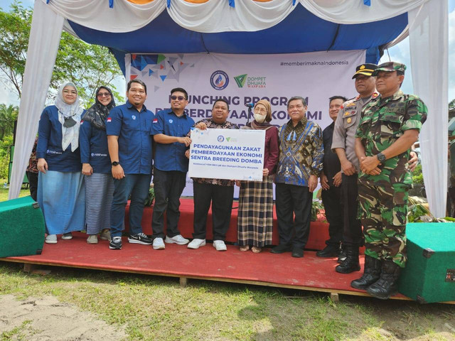 Wakil Bupati Deli Serdang H.M Ali Yusuf Siregar meresmikan program Sentra Breeding Domba Kolaborasi YBM BRILiaN dengan Dompet Dhuafa Waspada di Sentra Ternak DD Farm yang berada di Desa Bulu Cina, Kecamatan Hamparan Perak, Kabupaten Deli Serdang, Sabtu (14/7). (Dok.DDWaspada)