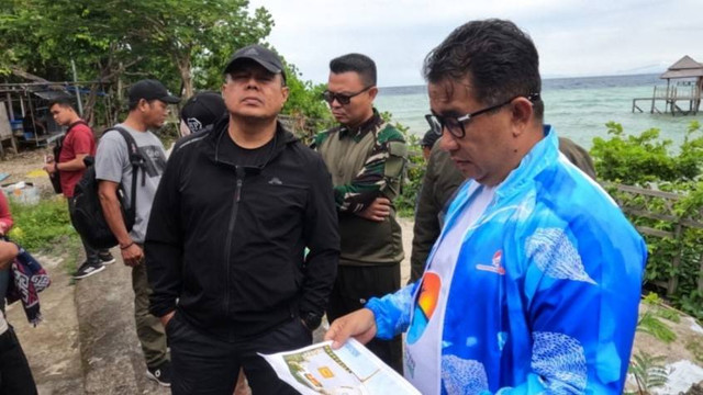 Penjabat Gubernur Sulawesi Barat Akmal Malik saat meninjau Pulau Karampuang. Foto: Humas Pemprov Sulbar