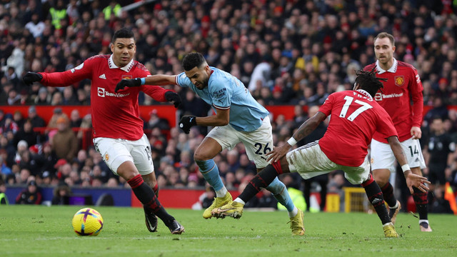 Pemain Manchester United Casemiro dan Fred  berebut bola dengan pemain Manchester City Riyad Mahrez pada pertandingan lanjutan Liga Inggris di Old Trafford, Manchester, Inggris. Foto: Phil Noble/REUTERS