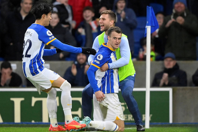 Pemain Brighton & Hove Albion Solly March merayakan gol pertama mereka saat lawan Liverpool di Stadion Komunitas American Express, Brighton, Inggris, Sabtu (14/1/2023). Foto: Action Images via Reuters/Andrew Couldridge