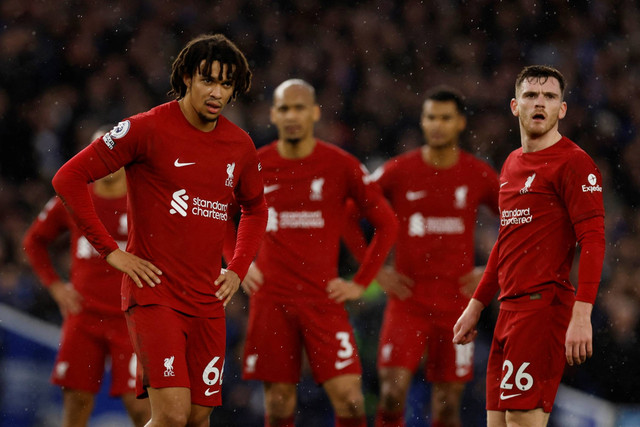 Pemain Liverpool Andrew Robertson dan Trent Alexander-Arnold bereaksi di Stadion Komunitas American Express, Brighton, Inggris, Sabtu (14/1/2023). Foto: Action Images via Reuters/Andrew Couldridge
