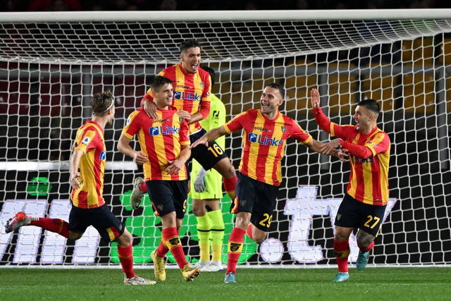 Pemain Lecce Alexis Blin bersama rekan setimnya merayakan setelah pemain AC Milan Theo Hernandez mencetak gol bunuh diri di Stadio Via del mare, Lecce, Italia, Sabtu (14/1/2023). Foto: Alberto Lingria/REUTERS