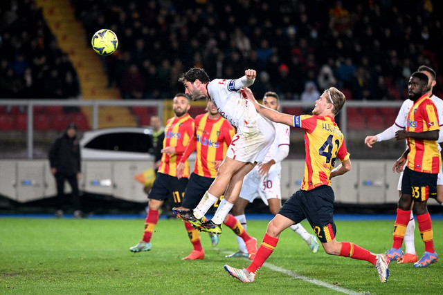 Pemain AC Milan Davide Calabria mencetak gol kedua mereka dengan Tommaso Pobega saat hadapi Lecce di Stadio Via del mare, Lecce, Italy, Sabtu (14/1/2023). Foto: Alberto Lingria/REUTERS