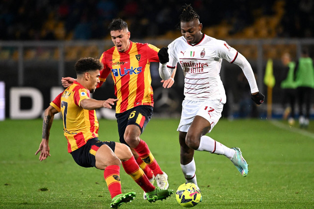 Pemain Lecce Joan Gonzalez dan Valentin Gendrey beraksi bersama pemain AC Milan Rafael Leao di Stadio Via del mare, Lecce, Italy, Sabtu (14/1/2023). Foto: Alberto Lingria/REUTERS