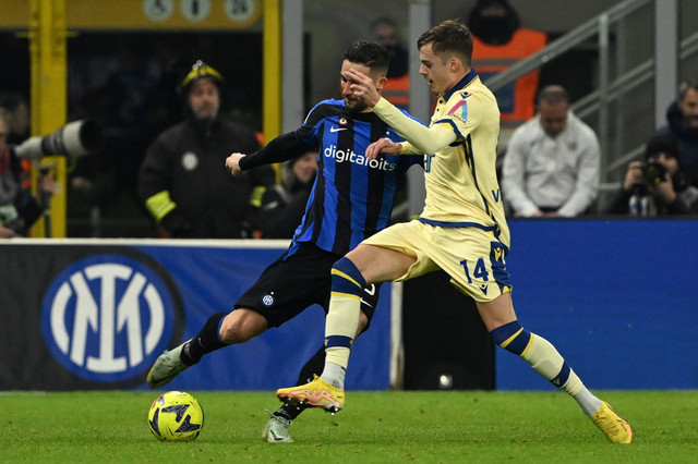 Pemain Hellas Verona Ivan Ilic berebut bola dengan pemain Inter Milan Roberto Gagliardini selama pertandingan sepak bola Serie A Italia Verona di stadion San Siro di Milan, Italia, Sabtu (14/1/2023). Foto: Miguel Medina/AFP