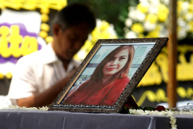 Foto Angela Hindriati diletakkan di atas peti jenazah saat pemakamannya, di TPU Kampung Kandang, Jagakarsa, Jakarta Selatan pada Kamis (11/1/2023). Foto: Iqbal Firdaus/kumparan