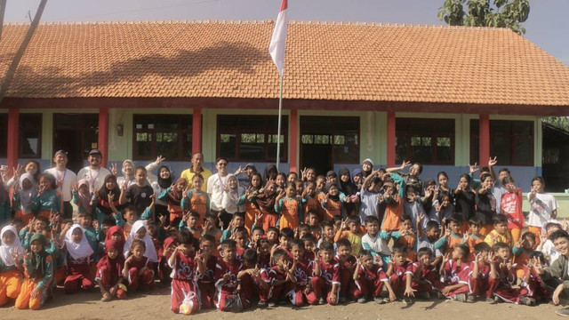 Foto Bersama Kelas Informal Pendidikan Diri x Tubuh Sehat Ceria Gerakan UI Mengajar dengan siswa SDN 1 Joho