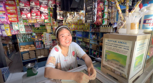 Eka (18) penjaga Warung Madura. Foto:  Retyan Sekar Nurani/kumparan