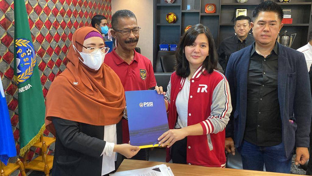 Ratu Tisha mendaftarkan diri sebagai Waketum PSSI berikutnya di Kantor PSSI, Senayan, Jakarta pada Minggu (15/1/2023). Foto: Soni Insan Bagus/kumparan