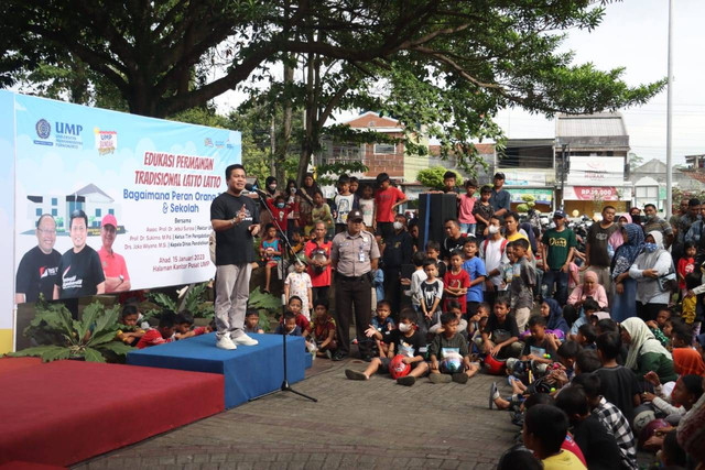 Guru Besar UMP Edukasi Permainan Tradisional Latto-latto