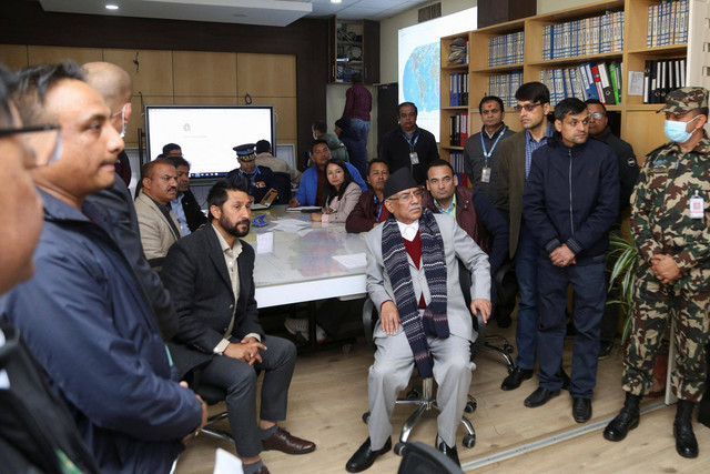 Perdana Menteri Nepal Pushpa Kamal Dahal, juga dikenal sebagai Prachanda, menonton siaran televisi langsung setelah sebuah pesawat yang membawa 72 orang jatuh di Pokhara di Nepal barat, Minggu (15/1/2023).  Foto: Pradeep Raj Onta/Handout Sekretaris PM Via REUTERS