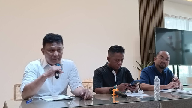 Kuasa hukum Kantor Assegaf, Hamzah & Partners (AHP), HMBC Rikrik Rizkiyana dan Farid Nasution di Rumah Wijaya, Minggu (15/1/2023). Foto: Ghinaa Rahmatika/kumparan