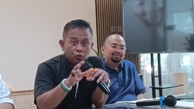Kuasa hukum Wilmar dari Kantor Assegaf, Hamzah & Partners (AHP), HMBC Rikrik Rizkiyana dan Farid Nasution di Rumah Wijaya, Minggu (15/1/2023). Foto: Ghinaa Rahmatika/kumparan