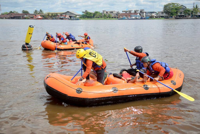 Pemprov Kalbar, Palang Merah Indonesia (PMI) Kalbar dan Federasi Arung Jeram Indonesia (FAJI) Kalbar gelar Kompetisi Ketangkasan Relawan di Sungai Kapuas Pontianak pada Sabtu, 14 Januari 2023. Foto: Dok FAJI Kalbar