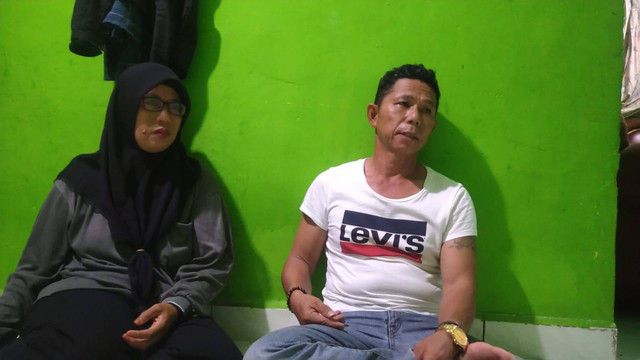 Ibu korban, Jelaha dan ayah korban, Raden Ridwan. Foto: Khairul S/kepripedia.com