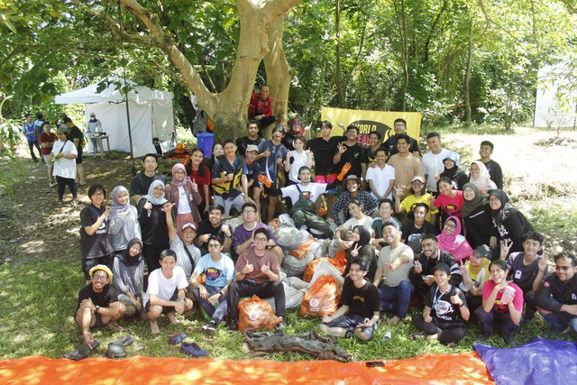 Aksi bersih-bersih World Clean-Up Day Indonesia dengan Top Content Creator dan Komunitas Lingkungan di Sungai Ciliwung, Bogor Utara, Kota Bogor, Jawa Barat, Sabtu (14/1/2023).