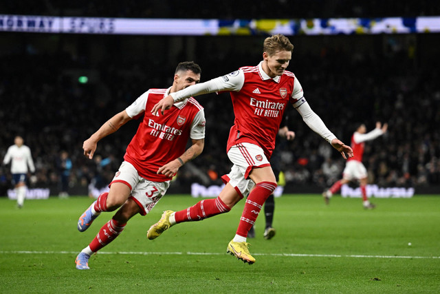 Selebrasi pemain Arsenal Martin Odegaard usai mencetak gol ke gawang Tottenham Hotspur pada pertandingan lanjutan Liga Inggris di Stadion Tottenham Hotspur, London, Inggris. Foto: Dylan Martinez/REUTERS