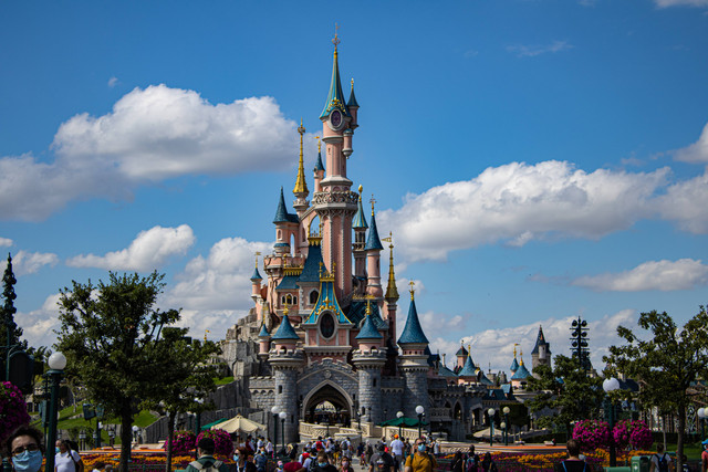 Ilustrasi Harga Tiket Masuk Disneyland California 2023. Foto: Unsplash/Thomas Evraert.