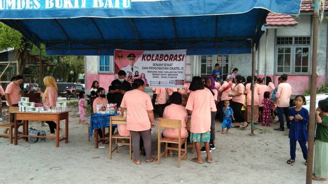 Relawan Mak Ganjar menggelar pengobatan gratis untuk ibu-ibu di Mantangai, Kabupaten Kapuas. Foto: Dok. Istimewa