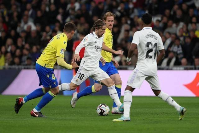 Pemain Real Madrid Luka Modric berusaha melewati pemain Cadiz pada pertandingan lanjutan Liga Spanyol di Santiago Bernabeu, Madrid, Spanyol. Foto: Violeta Santos Moura/REUTERS